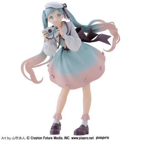 Hatsune Miku Holiday Memories Figurine Camera Ver.